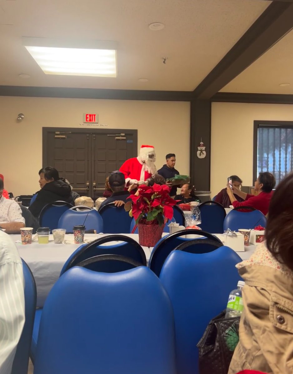 MuseInMotionV's tweet image. With Santa gone, the presents unwrapped, and the house quiet, it's not just the decorations we put away, and the inconsequential worries.But what is most precious are the memories of being with family and friends.That happiness is more important than all the Christmas…