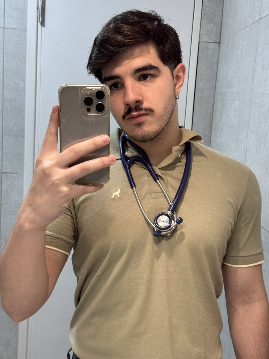 GabrielManri22's tweet photo. El médico/ El gymrat https://t.co/KR2NfnKEIR