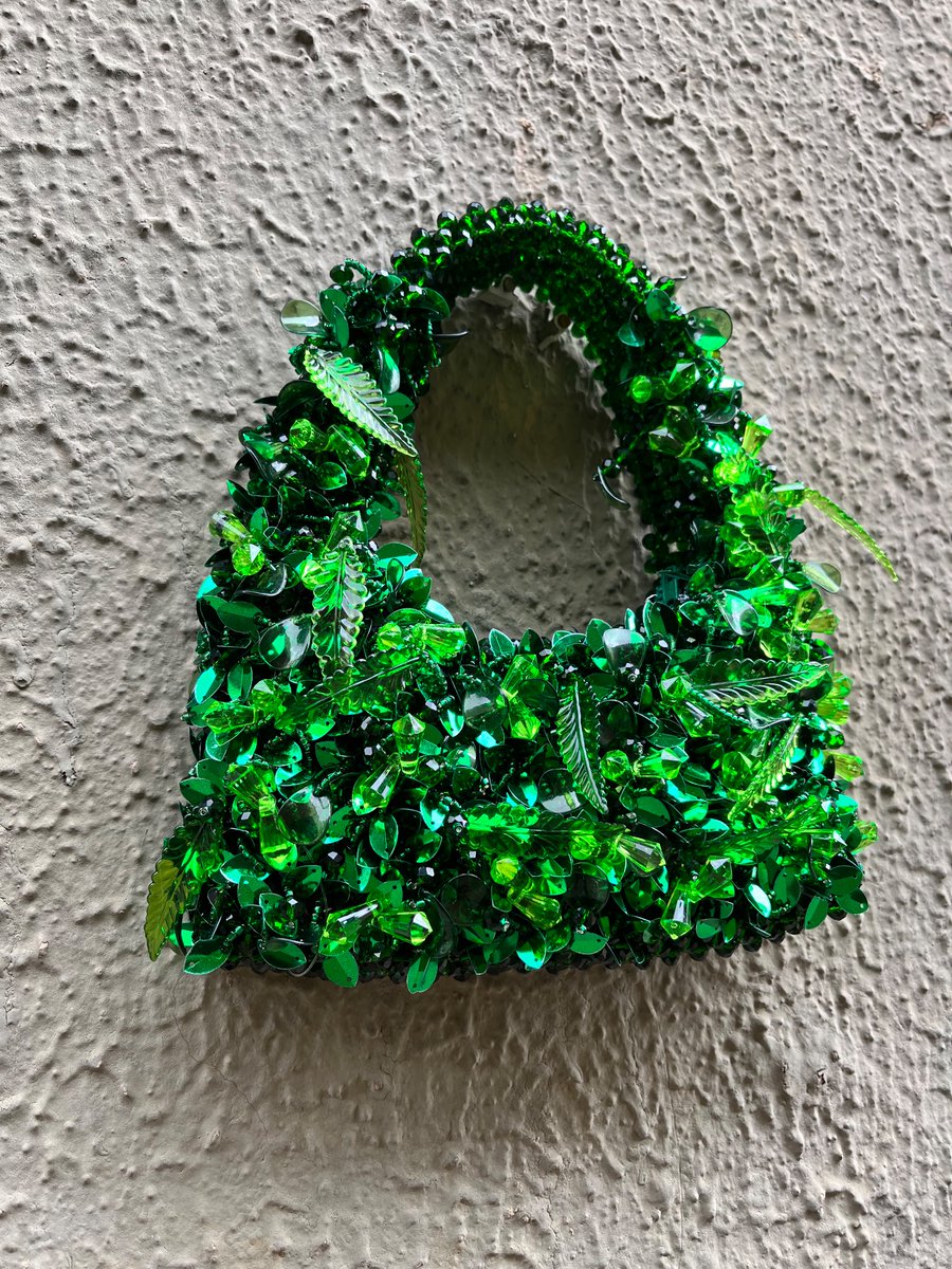 Meritttt's tweet photo. I made the green bag she’s wearing 🥹💚 https://t.co/VDt2cm3iJc