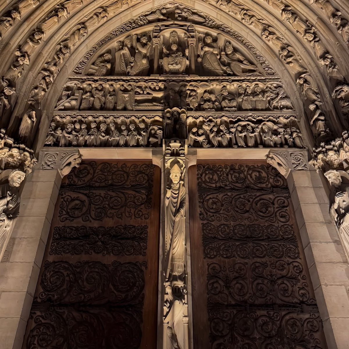 Le premier portail de #NotreDamedeParis construit vers 1200 est consacré à Sainte-Anne, la mère de Marie.