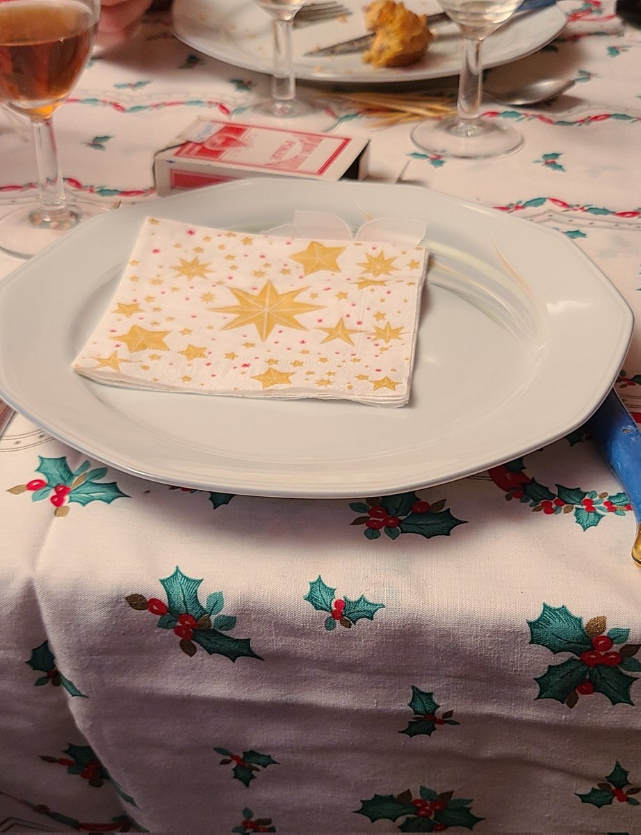 Shichou96's tweet image. de retour pour un repas de famille (22h j&apos;ai tjrs rien mangé) #marre #faim