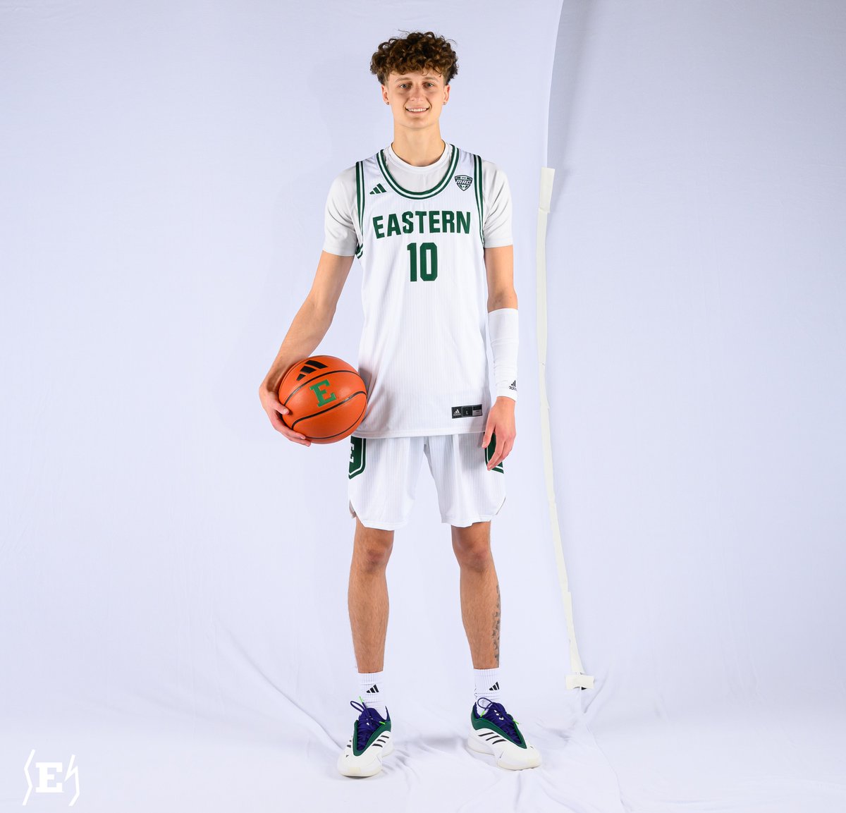 Dillon Tingler has a pair of three-pointers 👏

#EMUEagles | #DOMORE