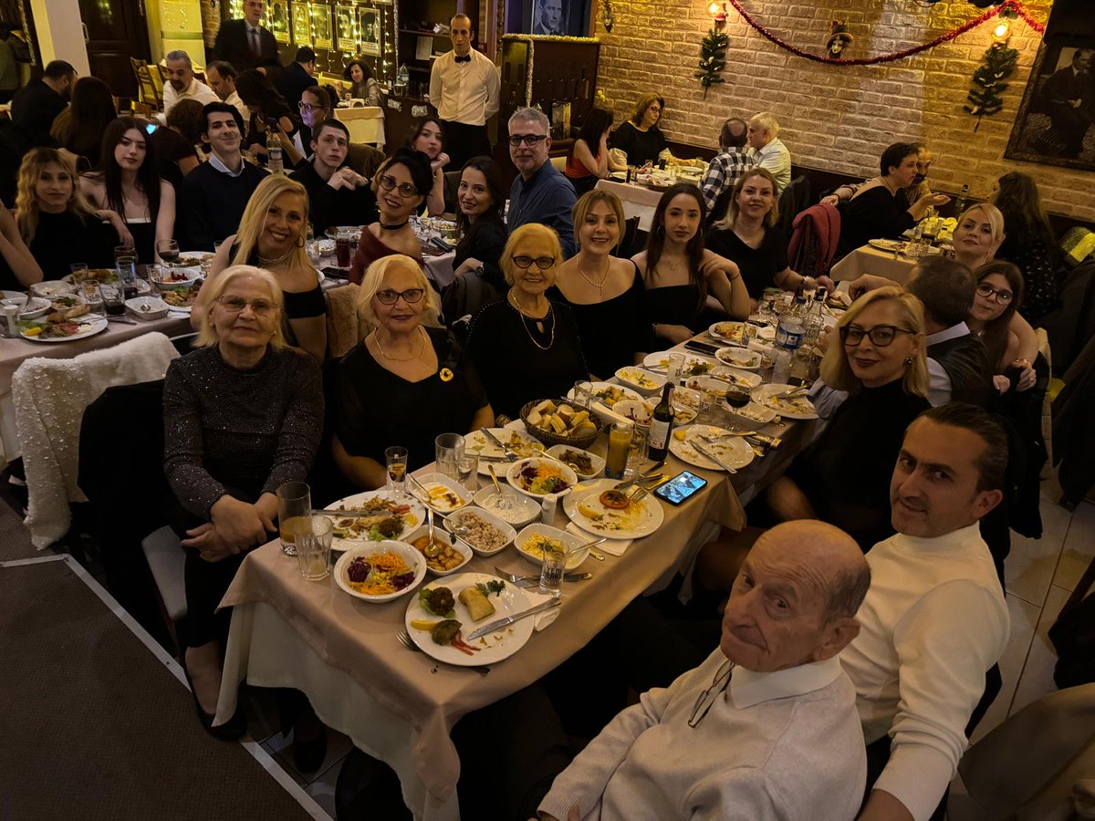Kedisever_17's tweet photo. Biz ailecek başladık dem ola mutluluk ola, herkese mutlu geceler 🥰♥️ https://t.co/kHLHPQx020