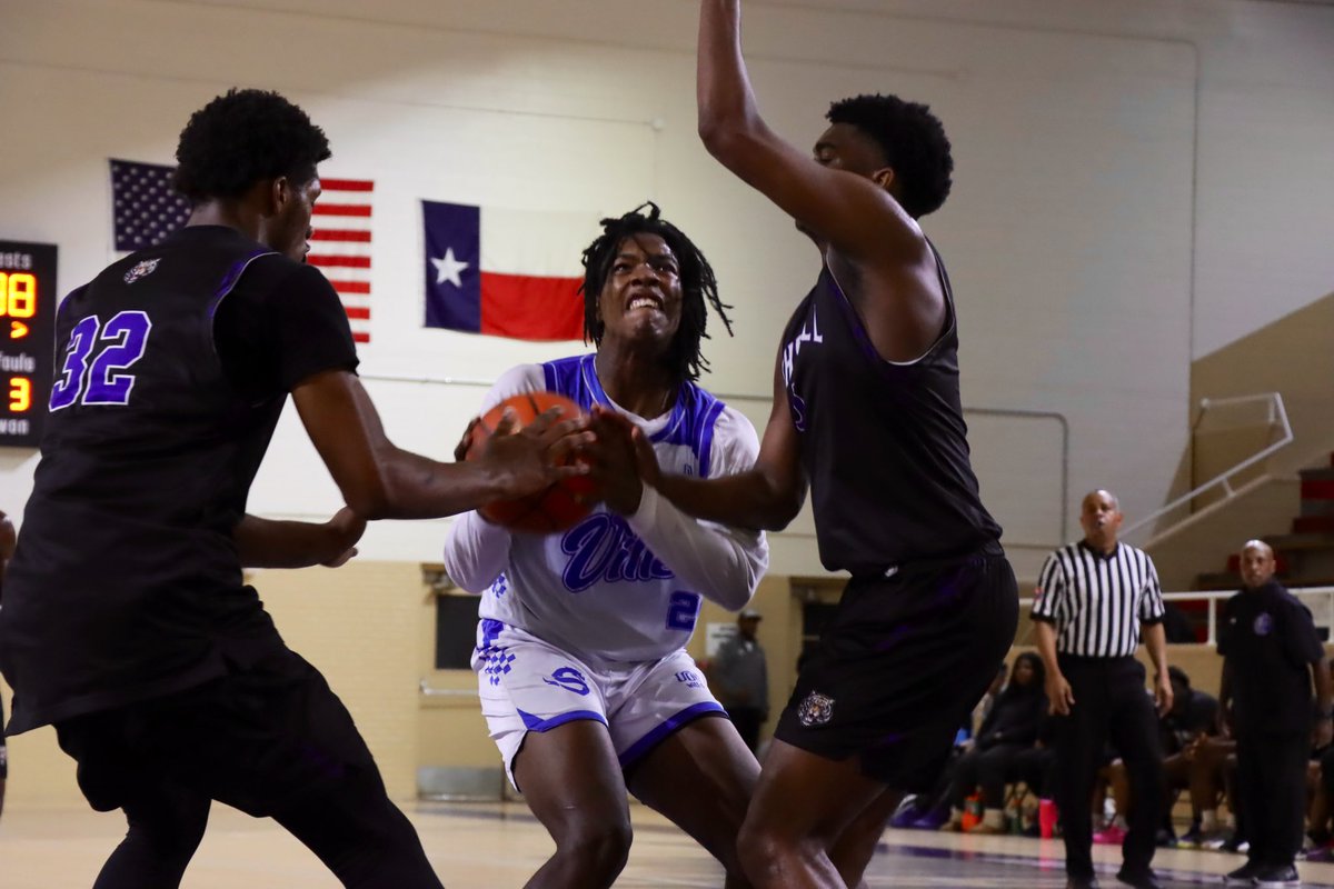 Seagoville boys basketball, like the girls team, also made the third-place game in the silver bracket. They’re playing Trinity Leadership Academy for a trophy. #DallasHolidayHoops