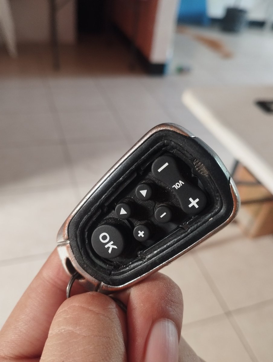 Fixed my mom's car keys with an old tv remote, cut some buttons and glue them in place
Good as new 🤙🏻💚

#haveyoutriedrebooting