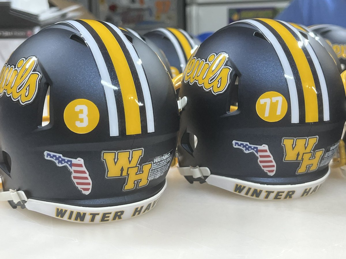97_sports's tweet image. These minis turned out extremely nice. Love that anodized navy look. Preciate @WHCoachWhite for letting us work with the Winter Haven Blue Devils again this year! #minihelmets #helmetdecals