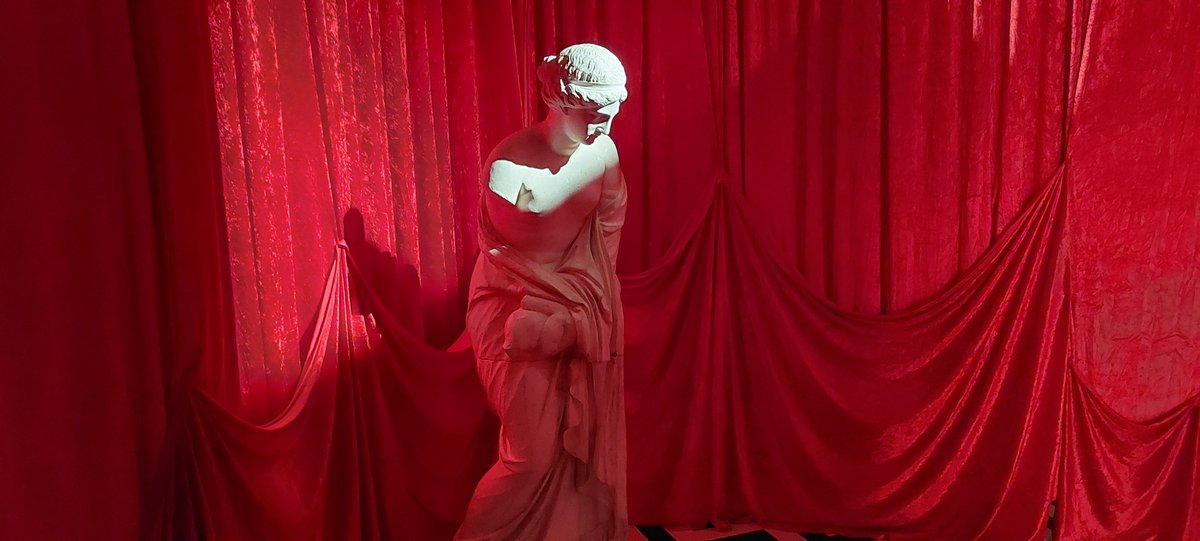 Sobre las baldosas y el altar de mármol del templo
resbala sangre de algunos traidores por fin.
A la última acrópolis de altas murallas
dejaron de bendecidla los dioses.

#Music 
Karl Jenkins - "THE ARMED MAN" - Sanctus youtu.be/AT-wBd0BXFA?si…

#lyf15 #photograghy Propia