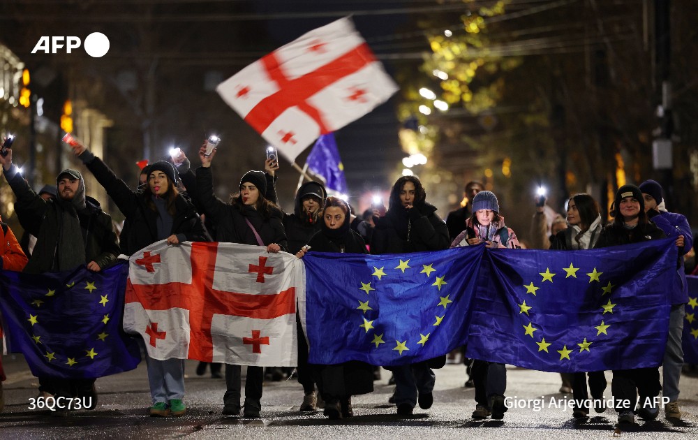Thousands of Georgians formed human chains across the country in support of the European Union membership, marking second month of their daily pro-Europe rallies ➡️ u.afp.com/5FV7