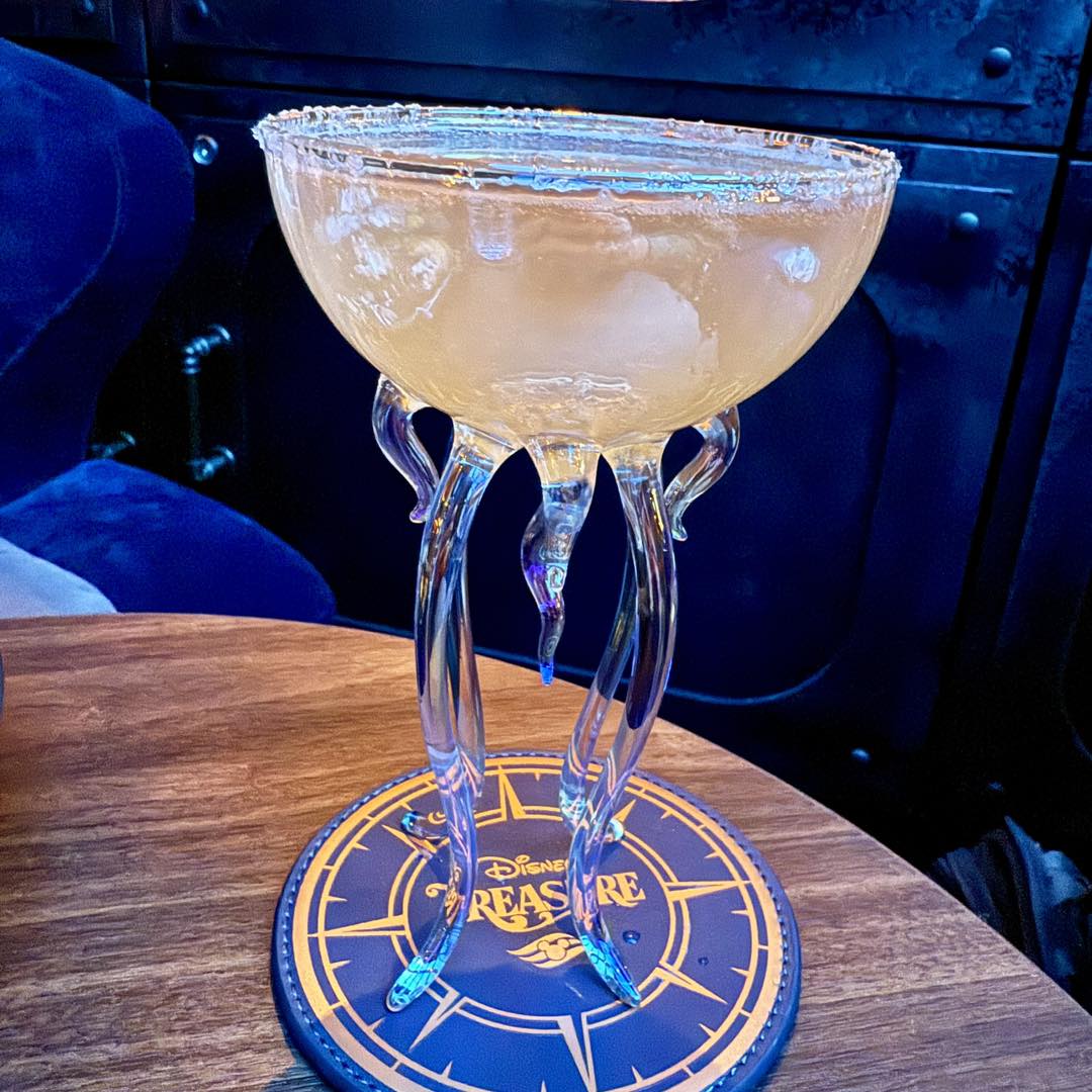 JonesTravels's tweet photo. One of Kelly’s favorite lounges on the Disney Treasure is the Periscope Lounge. This lounge is themed after 20,000 Leagues Under the Sea! #disneycruise #disneycruiseline #disneytreasure #disneyhosted https://t.co/m89uc4khq8