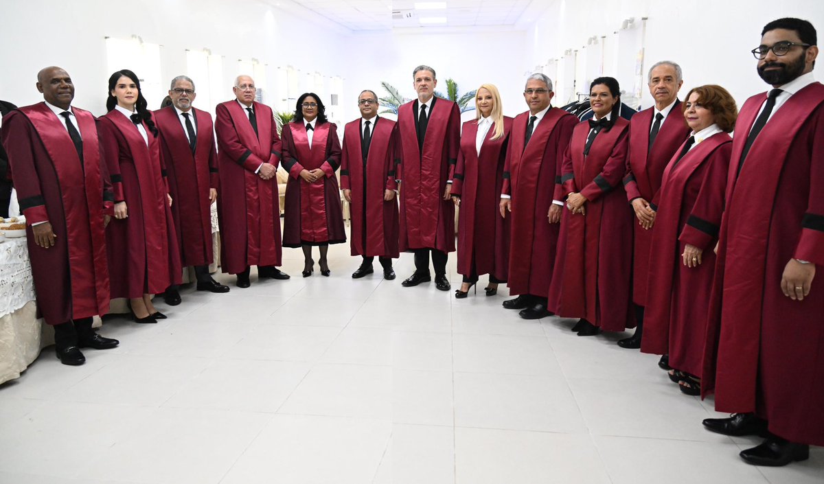 Hoy conmemoro un año de haber sido juramentado como presidente del TCRD, una responsabilidad que he tenido el honor de asumir junto a 12 consagrados jueces y un equipo de servidores, que me han permitido fortalecer aún más el compromiso de esta familia constitucional