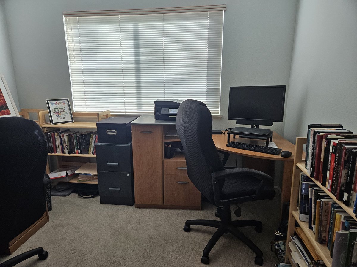 kristinegunnell's tweet photo. I'm determined to start the new year with a clean office!  #Resolutions https://t.co/3mZBaHxOfN