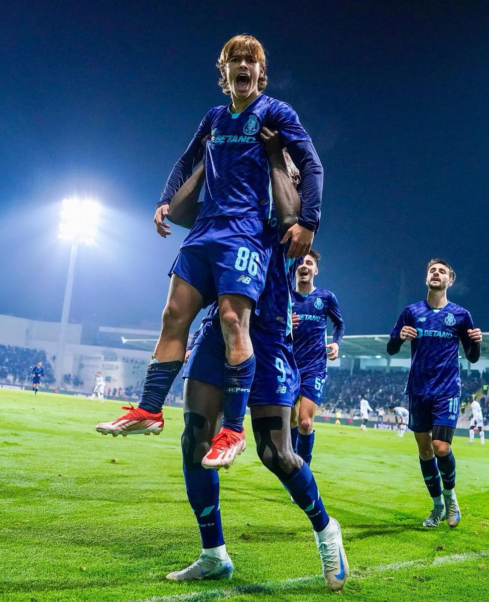 ActuFoot_'s tweet photo. Le football a un nouveau bug dans la matrice. 🫨🫨🫨

Rodrigo Mora 🇵🇹 (2007) c’est 2 titularisations avec Porto cette saison et déjà 3 buts et 3 passes décisives. 😱💎

Décisif toutes les 35 minutes environ avec le club portugais. 🤯

📸 @FCPorto https://t.co/xxhzLj1kea