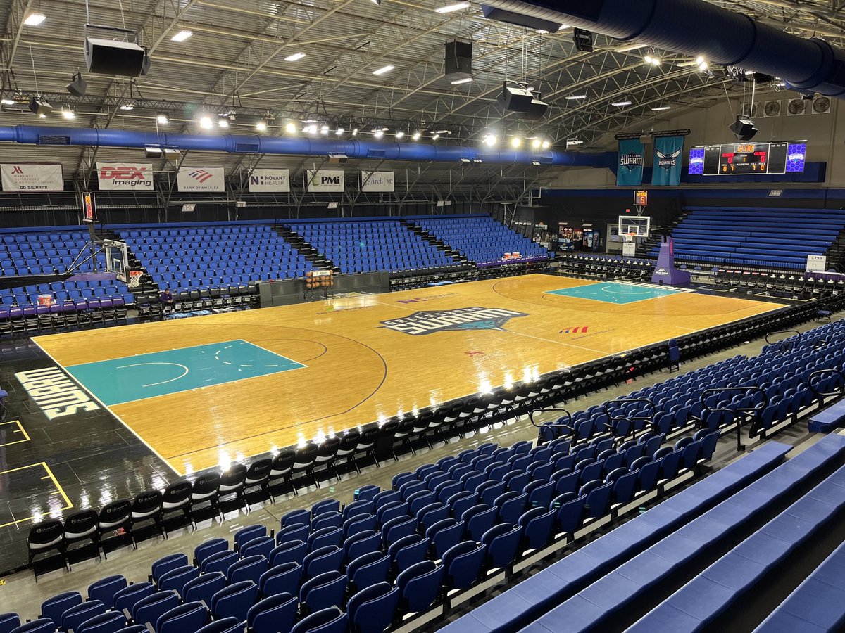 brock_bowling's tweet photo. Back again in Greensboro for more exciting @nbagleague action tonight as the @greensboroswarm take on the @WisconsinHerd. Swarm won last night’s meeting. Tonight is the rematch. Join us for the broadcast at 7pm ET on https://t.co/mIy7CtpuRH! #ThisIsSwarm https://t.co/OeebFVGBUt