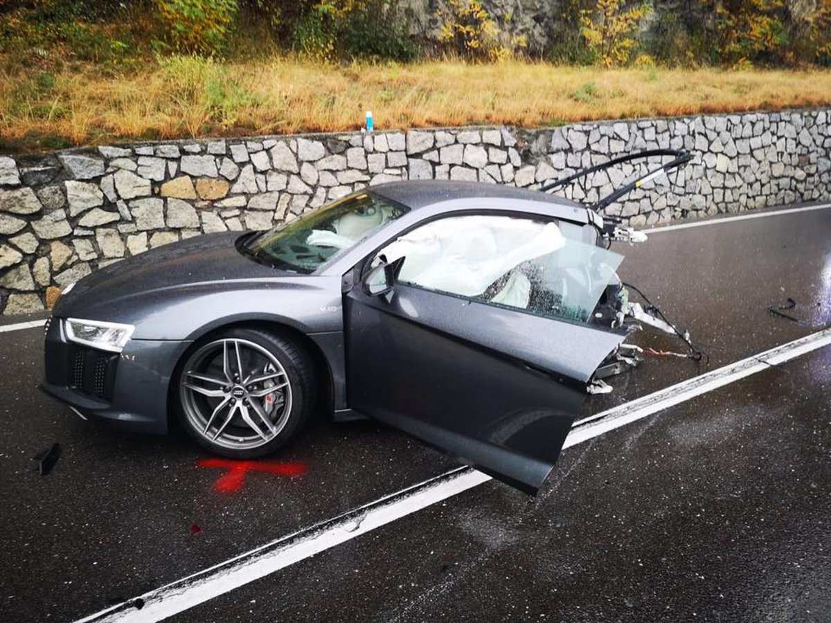 emialeman1's tweet photo. @MacEcuador @jcarreraandrade @AmbacarEcuador @pochoharbEC Al igual que este Ferrari, BMW y Audi ? Piensa un poco. https://t.co/ZbI3xzkop6