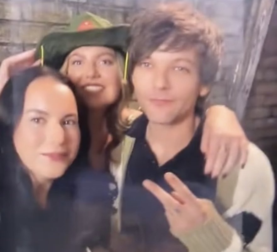 📸| Louis en Doncaster con fans recientemente! 😭❤️‍🩹

— courtneymariehill, luverlylauren