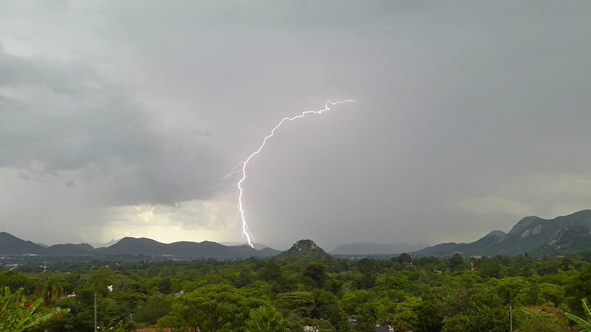 MutareSights's tweet photo. Thunder in paradise ⛈️🌩️⚡️

Mutare drought storm lightning at lunchtime on Saturday 28th December near Murahwa Mountain. 

📸Picture credits: Peter Lowenstein https://t.co/5210zSNxUi