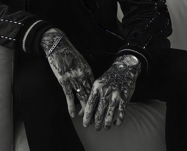 ENDOFMORGANA's tweet photo. hands.
that’s it.
retweet if u agree. https://t.co/8F5Z3EF4AG