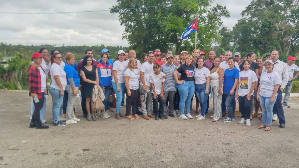 BYuniaky's tweet photo. Hasta la Ciudad de los niños en #Bejucal #Mayabeque fuimos a compartir con su gente y felicitarnos por el 66 aniversario de la #Revolución. 
@DiazCanelB. @DrRobertoMOjeda https://t.co/bakGLBTC2Z