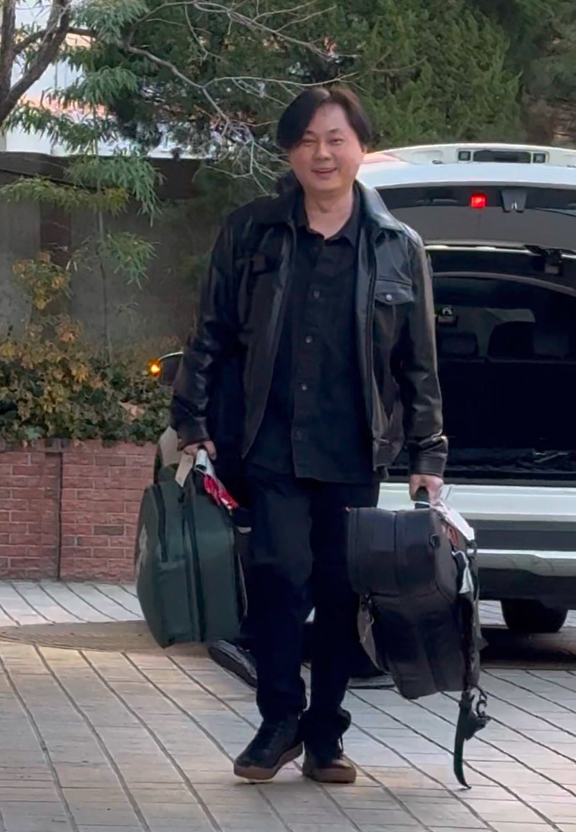 yayoyayokof's tweet image. CHIMIROの大きいお兄さんと真ん中のお兄さん出勤されました。
颯爽感ヤバくないですか?
(カッコいいぃぃ)
#chimiro #치미로 #チミロ