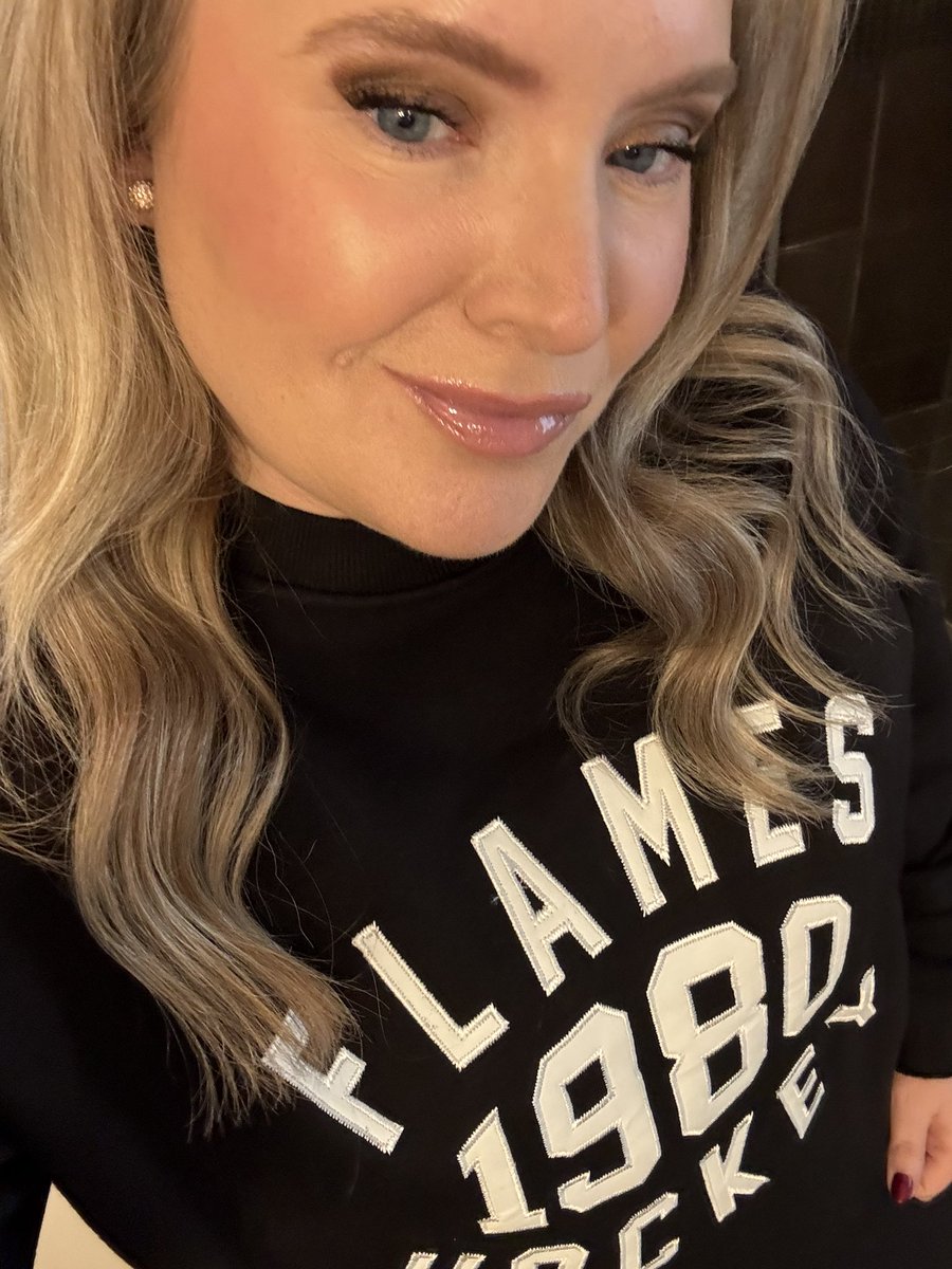 Erika__808's tweet image. Looking forward to back to back #Flames games after a busy Christmas…
#Reprieve #Escape #CofRed #GoFlamesGo 🤍#ChristmasSweater #SaturdayNight #HNIC #December #WinterBreak