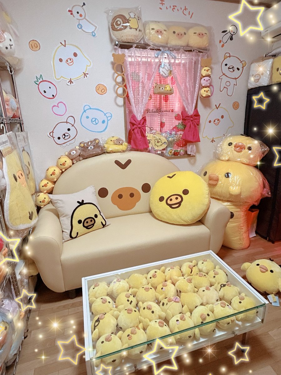 kiiroxdorei's tweet photo. テーブル新しくしました🐥

中に入れるキイロイトリぬいぐるみが全然足りなくて店長衣装のコたちをとりあえず🐥🐥🐥💦

着々と部屋がキイロイトリルームに🤣笑 https://t.co/U8nhRN7aq4