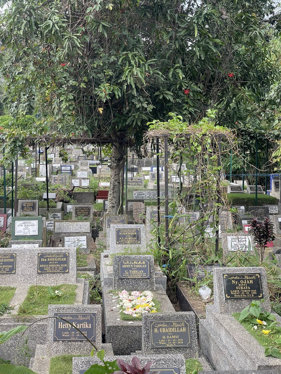 Tepat 14 Tahun yg lalu, di tempat ini banyak rombongan untuk mengantarkan beliau pulang. 
We miss u dad!