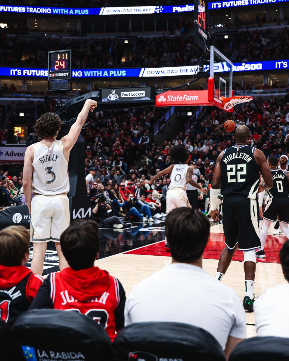 chicagobulls's tweet photo. CLUTCH GIDDEY. https://t.co/pugaqOiyzG