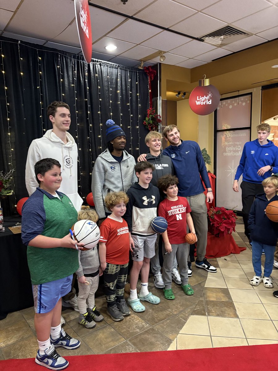 randyeccker's tweet image. Great night at Westroads Mall with several players from the Creighton basketball team and the Giving Machine charity benefiting several Omaha based charities. Kudos to Steven Ashworth and his teammates! #gojays