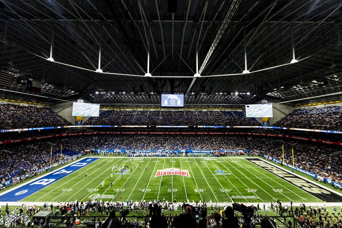 valeroalamobowl's tweet photo. San Antonio always shows out 😎
#ValeroAlamoBowl https://t.co/1s6fDhEgWs