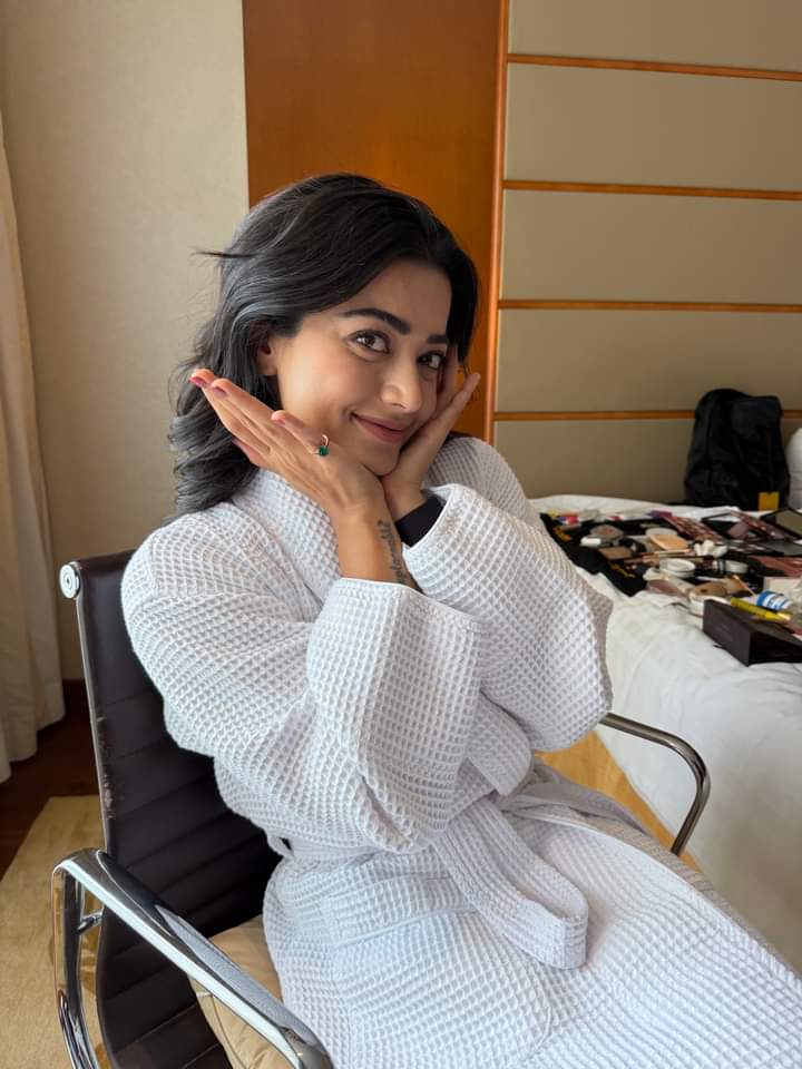 Rashbanglorefc's tweet photo. Happy Sunday my love s 🖤😘
@iamRashmika 🖤🥰 https://t.co/6u3snbMSW3