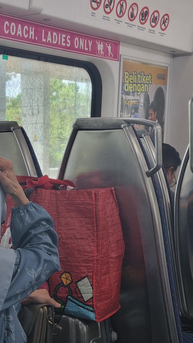 jhhkl01's tweet photo. @ktm_berhad @askrapidkl @askrapidkl Koc D, no. Koc: M9213.

Ada 2 lelaki di Ladies Coach. Mohon tindakan. https://t.co/08Qa9VRVqI