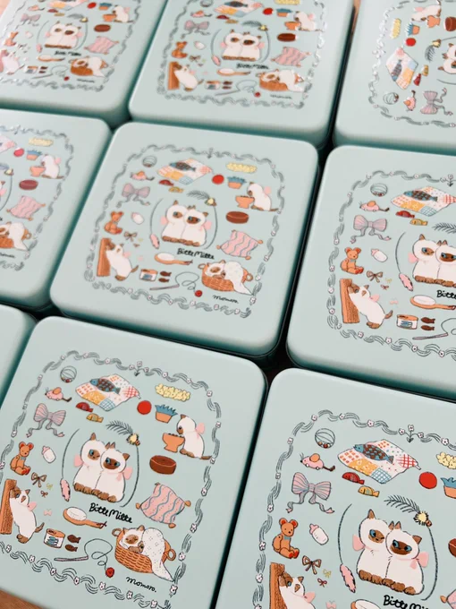 来年の2月16日のコミティアと2月の猫のグループ展に向けて缶を作りました。今回は絵柄だけぷっくりになってます!結構可愛くできました 
