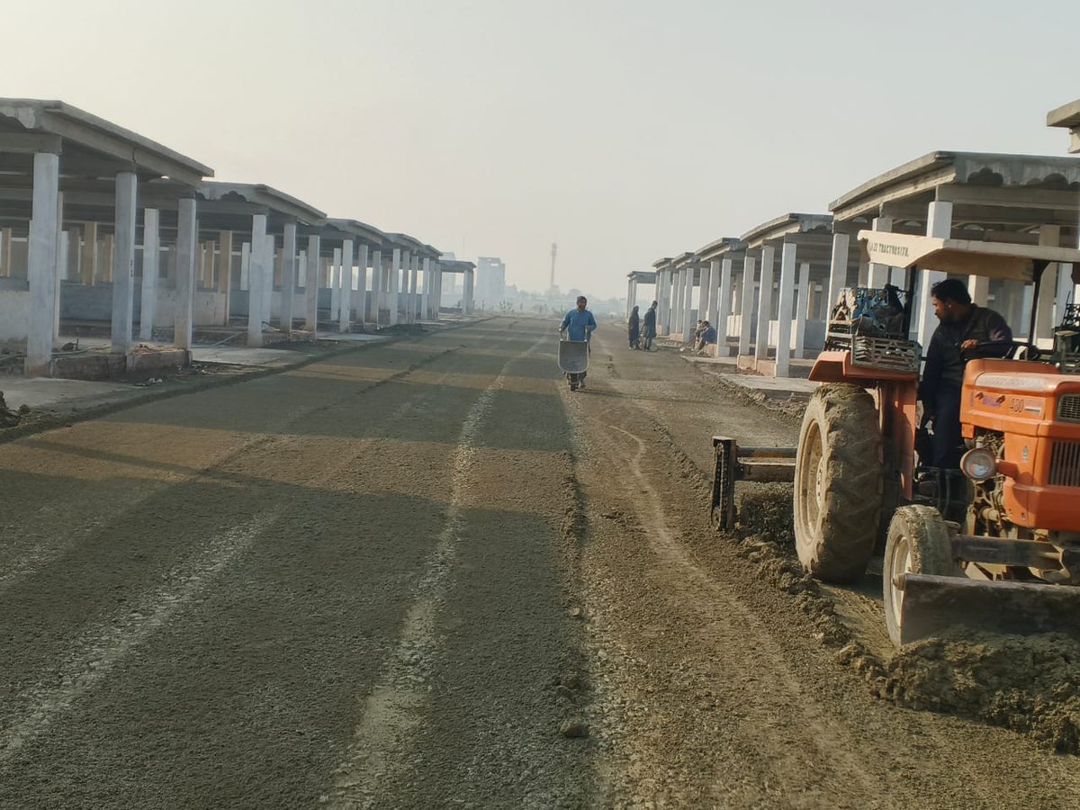 Khyber Pakhtunkhwa government's Jadeed Bachat Bazar is nearing completion on De Tour Road, Peshawar. This market will provide essential commodities at government rates to the people of Hayatabad and surrounding areas. The project will also boost the local economy along with