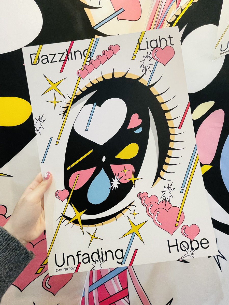 oomulove's tweet photo. 서일페 신작 .. 🤍

[Dazzling Light, Unfading Hope]
눈부신 빛, 사라지지 않는 희망.

2024년 12월에는 수많은 빛과 희망의 순간들을 마주할 수 있었어요.
다가오는 2025년, 제 그림이 일상에 스며들어 따뜻한 위로와 작은 빛이 되기를 바라는 마음으로 작업했습니다. https://t.co/mV3HTWW47E