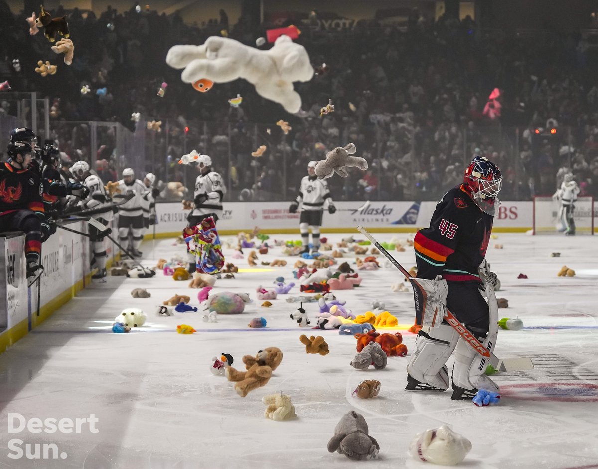 The teddy bears have flown! Firebirds strike first against the Ontario Reign at home in the desert. Video: desertsun.com/videos/sports/… <a href="/DesertSunSports/">Desert Sun Sports</a> #Firebirds #LetsFly