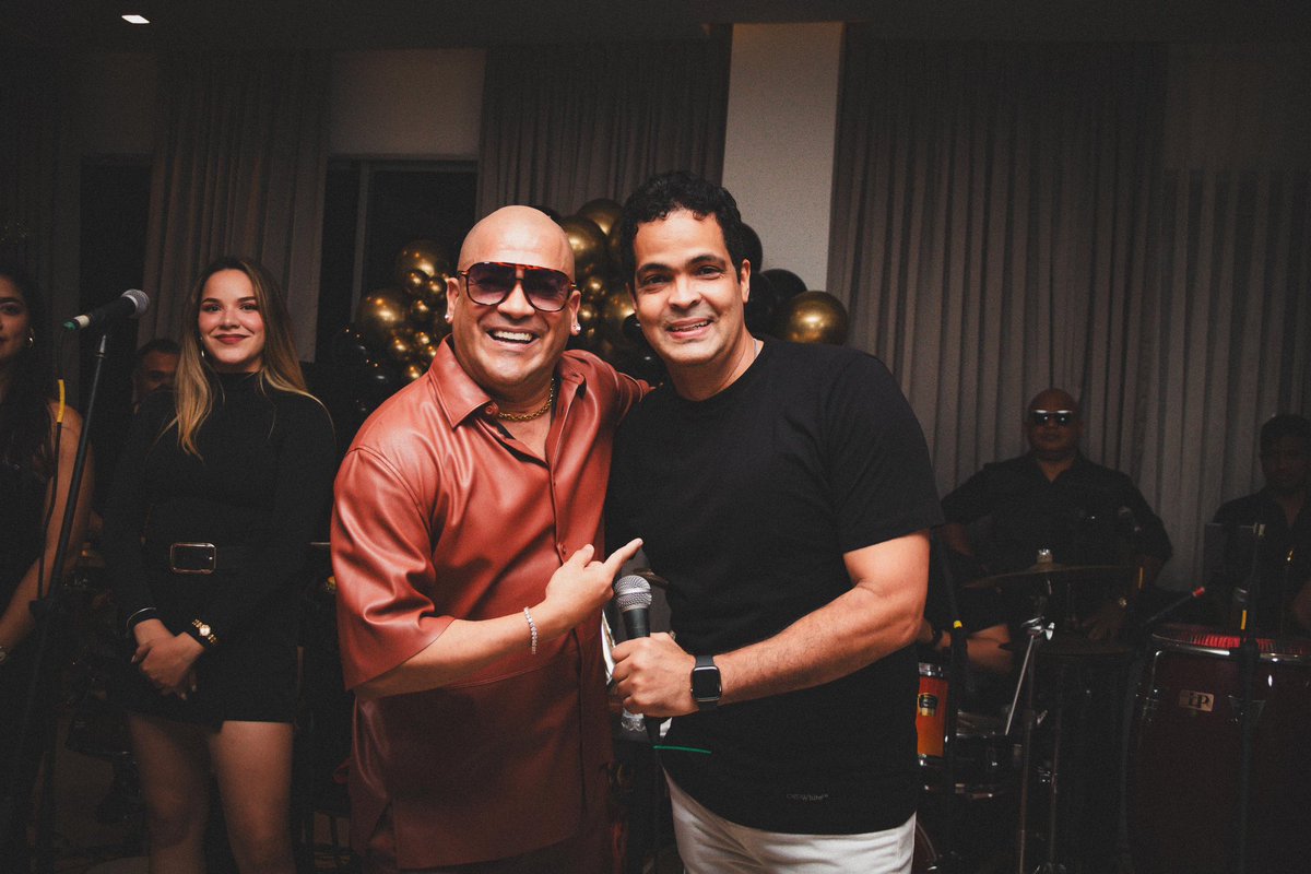chatellaoficial's tweet photo. ยกFiesta de fin de aรฑo en familia, amigos y mucha alegrรญa! ๐ฅ๐พ #SeguimosGozandoVaya โก๏ธ ยกDios los bendiga! ๐๐ผ
@moonentertainmentoficial @tavosantrich
ยก๐ผ๐ฆ๐ชรญ ๐ฉ๐ ๐๐๐ฃ๐ฉ๐ ๐พ๐๐ผ๐๐๐๐๐ผ!
#Chatella #Barranquilla #TeamChatella #Tropilatino #Colombia #MusicLive #LiveMusic https://t.co/65chXdZAc9