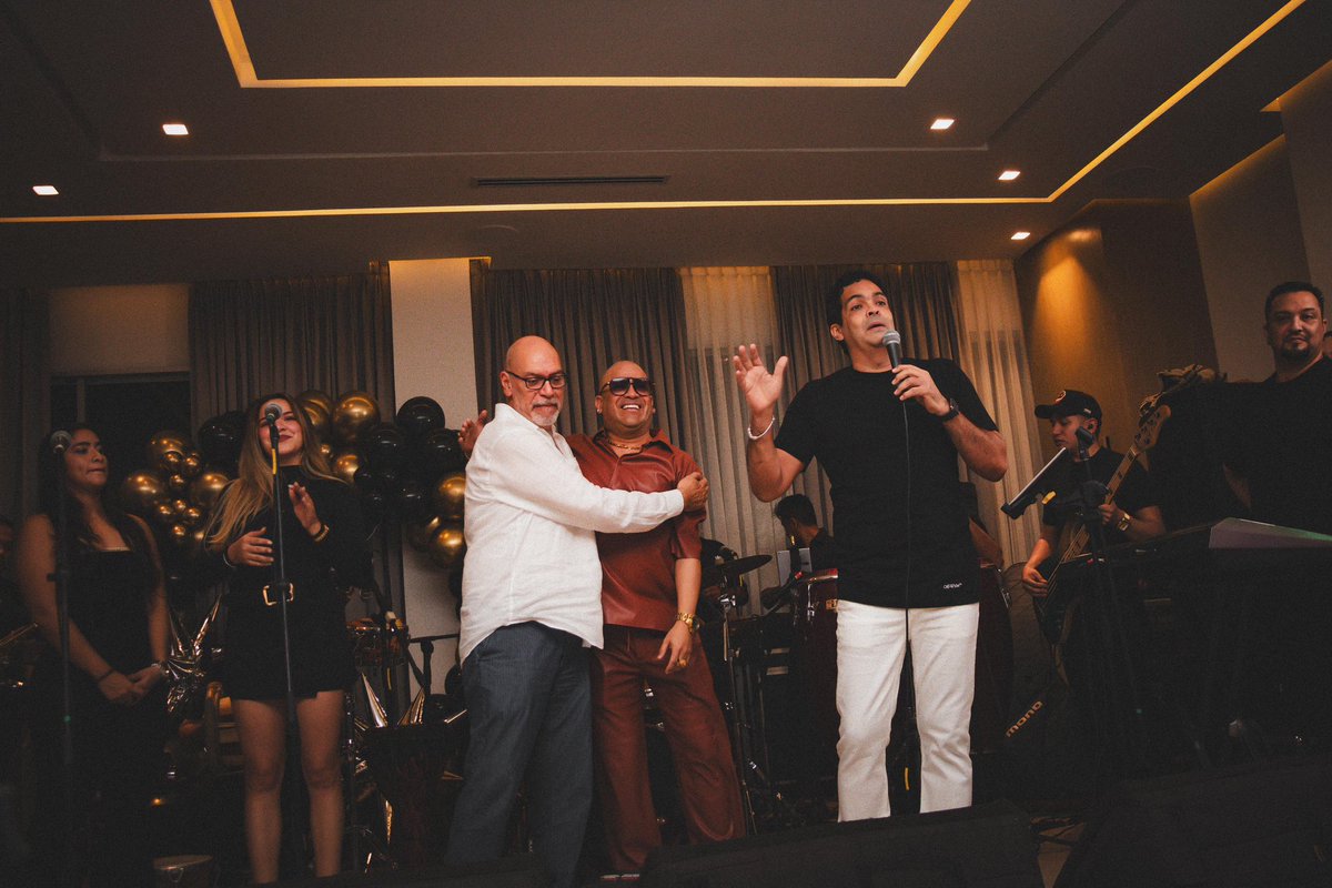 chatellaoficial's tweet photo. ยกFiesta de fin de aรฑo en familia, amigos y mucha alegrรญa! ๐ฅ๐พ #SeguimosGozandoVaya โก๏ธ ยกDios los bendiga! ๐๐ผ
@moonentertainmentoficial @tavosantrich
ยก๐ผ๐ฆ๐ชรญ ๐ฉ๐ ๐๐๐ฃ๐ฉ๐ ๐พ๐๐ผ๐๐๐๐๐ผ!
#Chatella #Barranquilla #TeamChatella #Tropilatino #Colombia #MusicLive #LiveMusic https://t.co/65chXdZAc9