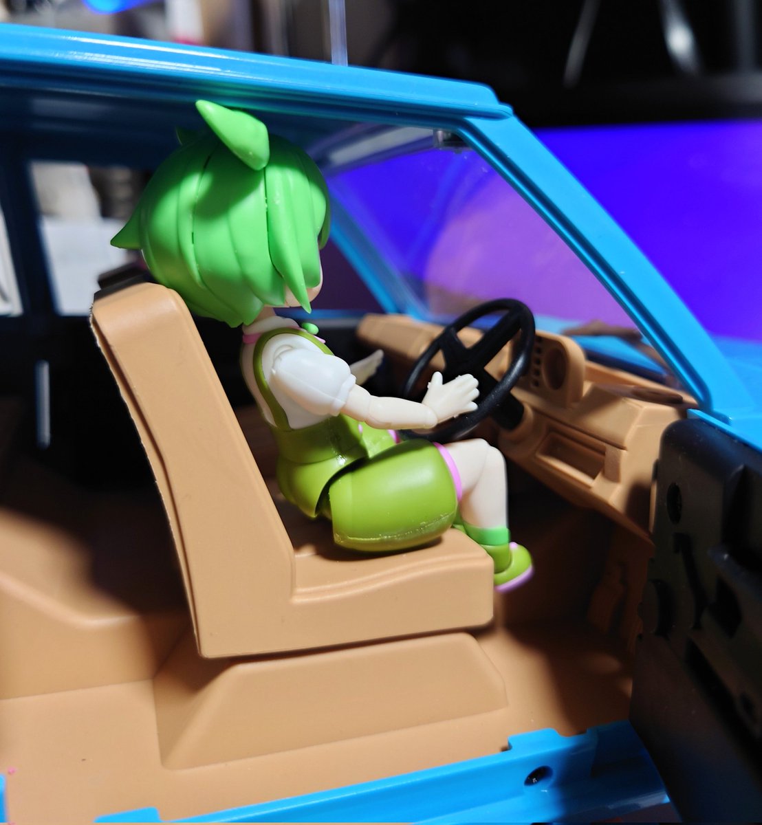 wakasatakeshi's tweet photo. 運転席だとハンドルと椅子がちょうどモモを挟む感じになって固定されるけど。
あとは背もたれとウエストでゴム紐とか巻けば良さそう。
#mn168 #raywood #ずんだもん #プラフィア https://t.co/FI0607IVQG
