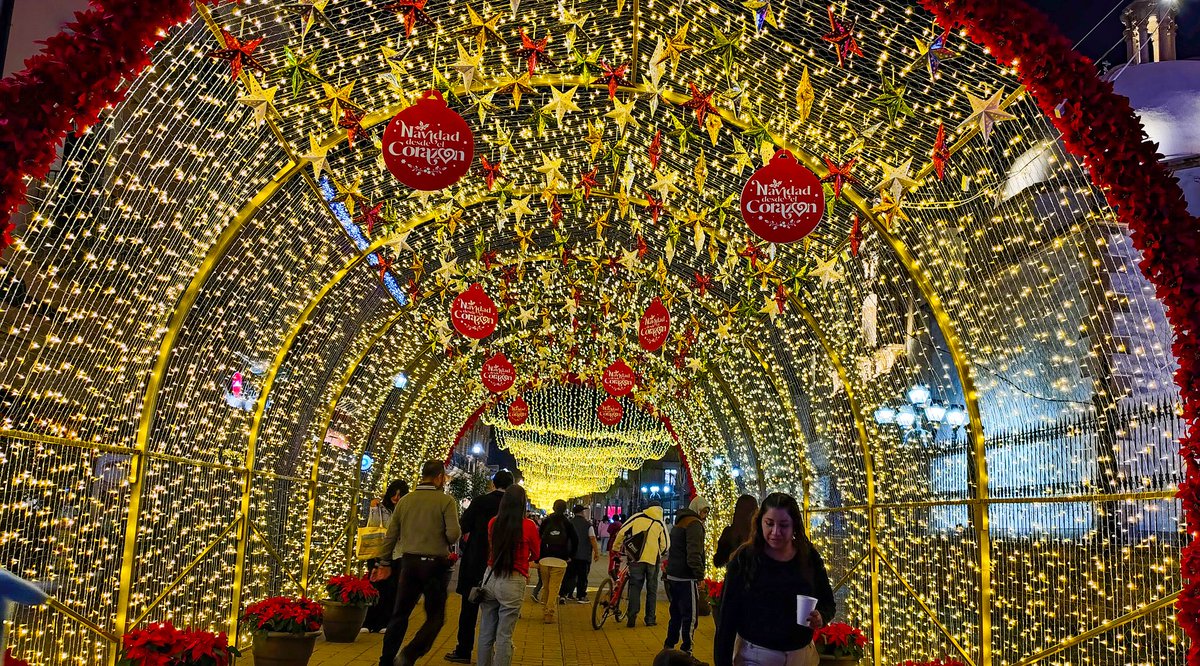 ¿Ya vinieron al centro de #Durango? ✨🌟❤️‍🔥
Está hermosa la iluminación.

Disfrutemos estos días en familia, unidos, con amor y reconciliación.

¡Bonita noche!.