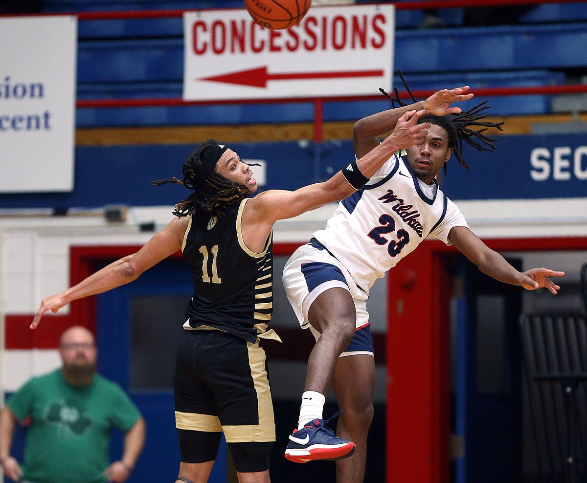 TimBathKT's tweet image. Kokomo defeats Warren Central 76-71 in holiday tournament. More photos at: kokomotribune.com/sports/basketb…