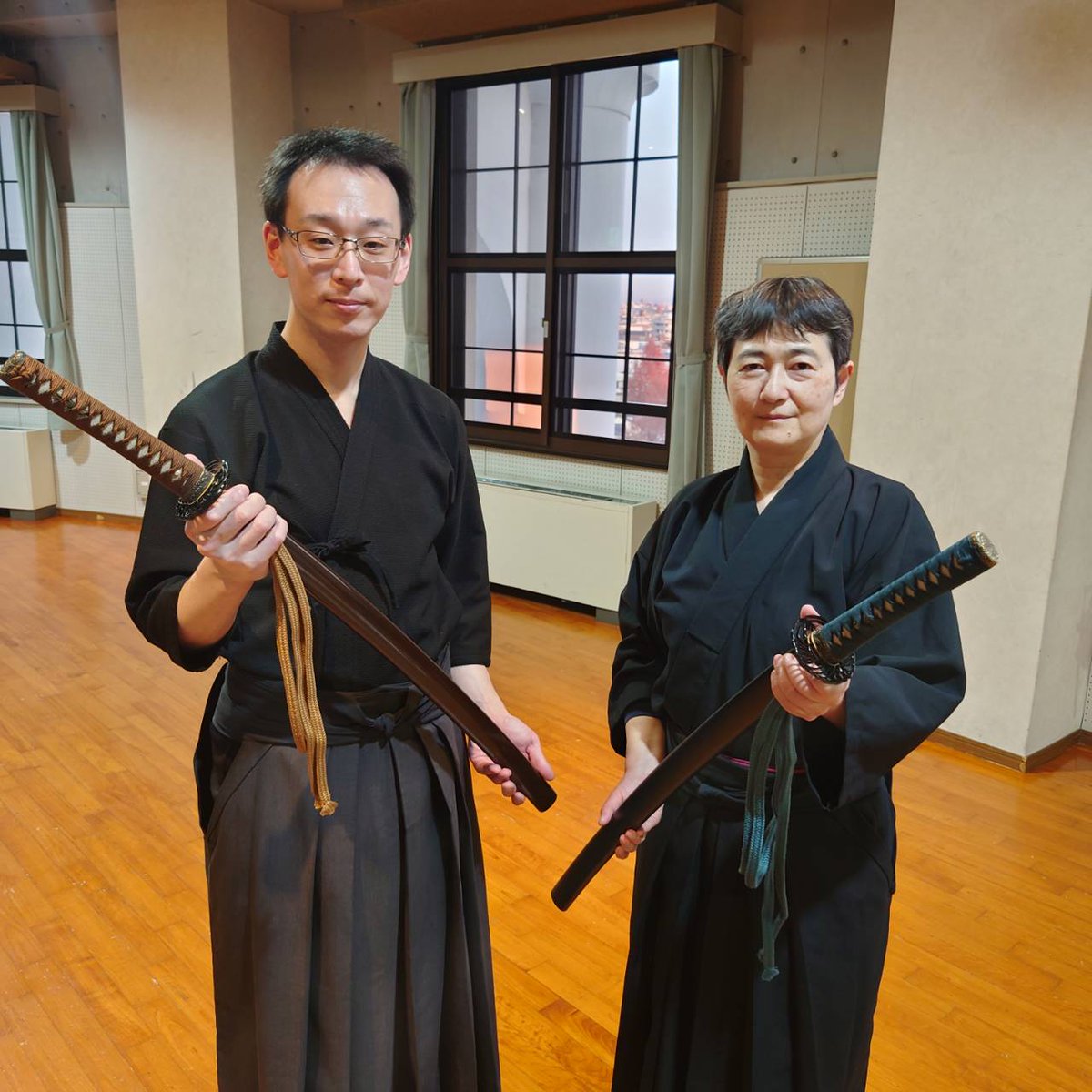 suiyodo8890's tweet photo. 25日は年内最終の納品でした！
東京で新陰流居合の研究をされている佐竹彬先生の指定仕様模造刀をお届け。

ちょうど伝書研究の最中でした。

↓#粋陽堂 で取扱のご流儀仕様刀
https://t.co/KCScTyzukH

↓石田・佐竹稽古塾の詳細は
https://t.co/UleQBY36yP

#新陰流居合 #制剛流
#古武道 #居合道 https://t.co/NjgSz7VXoA