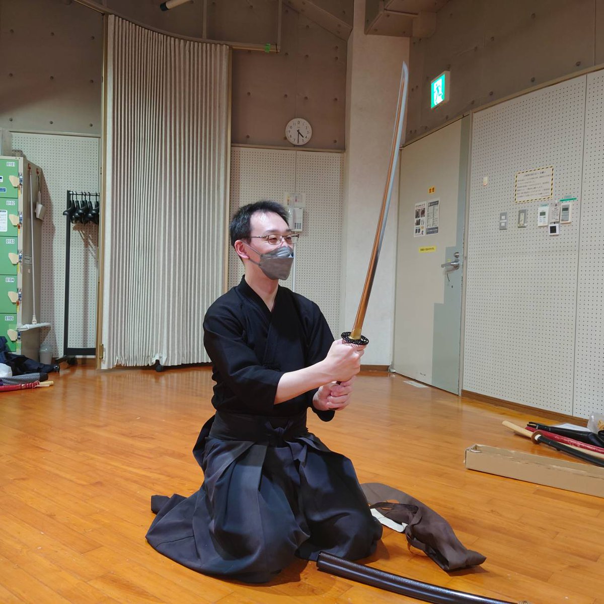 suiyodo8890's tweet photo. 25日は年内最終の納品でした！
東京で新陰流居合の研究をされている佐竹彬先生の指定仕様模造刀をお届け。

ちょうど伝書研究の最中でした。

↓#粋陽堂 で取扱のご流儀仕様刀
https://t.co/KCScTyzukH

↓石田・佐竹稽古塾の詳細は
https://t.co/UleQBY36yP

#新陰流居合 #制剛流
#古武道 #居合道 https://t.co/NjgSz7VXoA