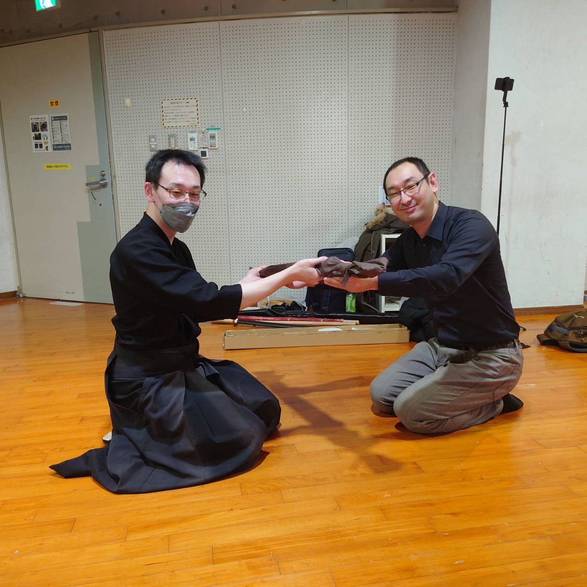 suiyodo8890's tweet photo. 25日は年内最終の納品でした！
東京で新陰流居合の研究をされている佐竹彬先生の指定仕様模造刀をお届け。

ちょうど伝書研究の最中でした。

↓#粋陽堂 で取扱のご流儀仕様刀
https://t.co/KCScTyzukH

↓石田・佐竹稽古塾の詳細は
https://t.co/UleQBY36yP

#新陰流居合 #制剛流
#古武道 #居合道 https://t.co/NjgSz7VXoA