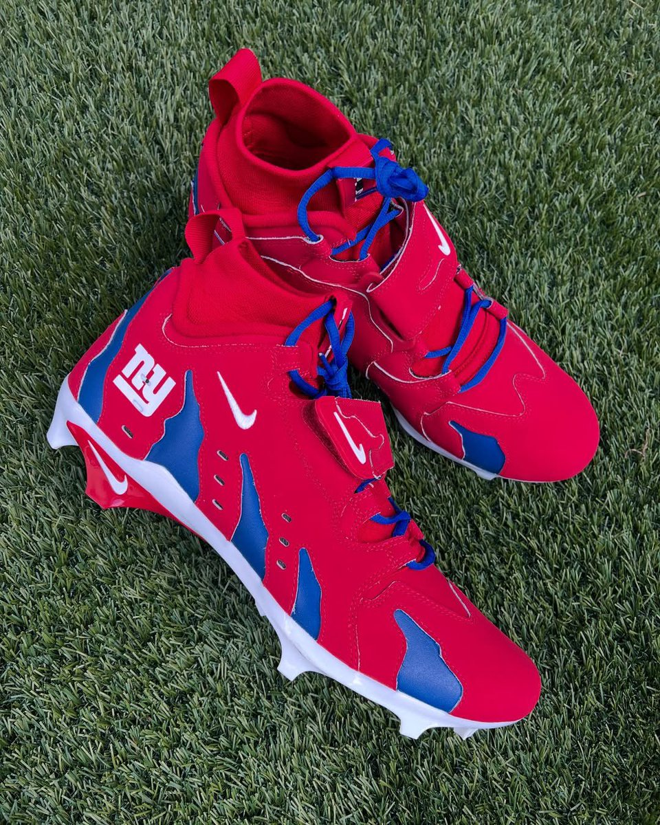 NFL_DovKleiman's tweet photo. 𝗕𝗿𝗲𝗮𝗸𝗶𝗻𝗴: A close-up look at Shedeur Sanders's custom New York #Giants-inspired cleats for tonight's game:

"We know where we are going...You'll see them in the cleats later on this week”- Sanders 3 days ago. 

It looks like he's going to be drafted by New York.

🔥🔥🔥 https://t.co/rSV7gZlFfs