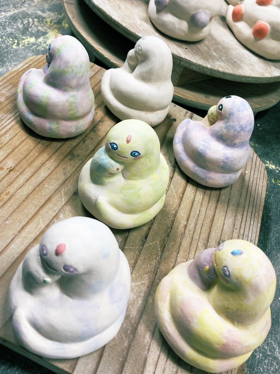 CapiGallery's tweet photo. 元旦に甲宗八幡宮神社で授与頂く為に、制作追込み中です🐍
無事に焼けるだけで、この縁起物たちは強者です🔥 https://t.co/6fOCASntp9