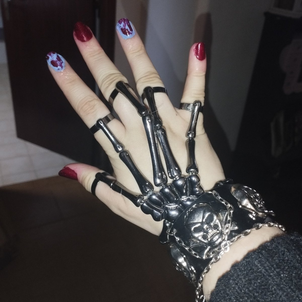 SayloinRiki's tweet photo. Mr incredible becoming Uncanny Phase 136 Nails
>:) 💅🏻 👿🧟♂️💀🩵🖤🩸✨
.
#mibu #mricrediblebecominguncanny #blueandrednails #bloodyzombie #bloodynails #zombienails #lightbluenails #phase136 #brutalnails #rings #nailart #punk #emo #goth #skullhandring #bracelets https://t.co/xisXwQywUa