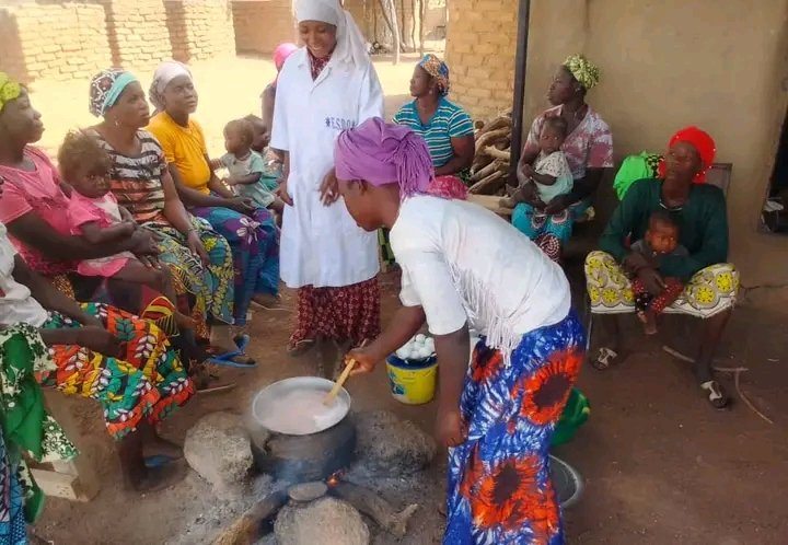 ONGSIRABASCHOOL's tweet photo. #programme_de_nutrition

La session de formation sur les bouillie améliorée à base de produits locaux continue dans la communauté de Faraba plus précisément à #Dagabo.
Ce programme est financé par One Global Village, nous les remercions pour le maintien de ce projet. https://t.co/qf67gmpemm