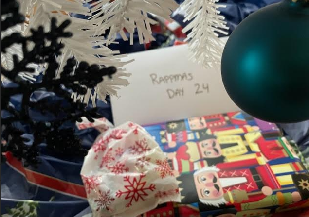 HashtagSpiruli's tweet photo. Early #BookMail is the best mail. ❤️ that it's also wrapped.  Thank you so much, @VinceFlynnFans. And thank you for #Rappmas. You're a treasure of the ThrillerVerse. All the best for 2025! #Christmas https://t.co/OKKJopDkPo