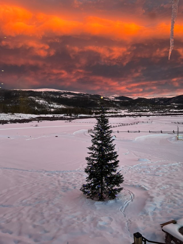 Fiery skies on a winter evening ❤️‍🔥 
Thank you for sharing, @jenszczepanski!
