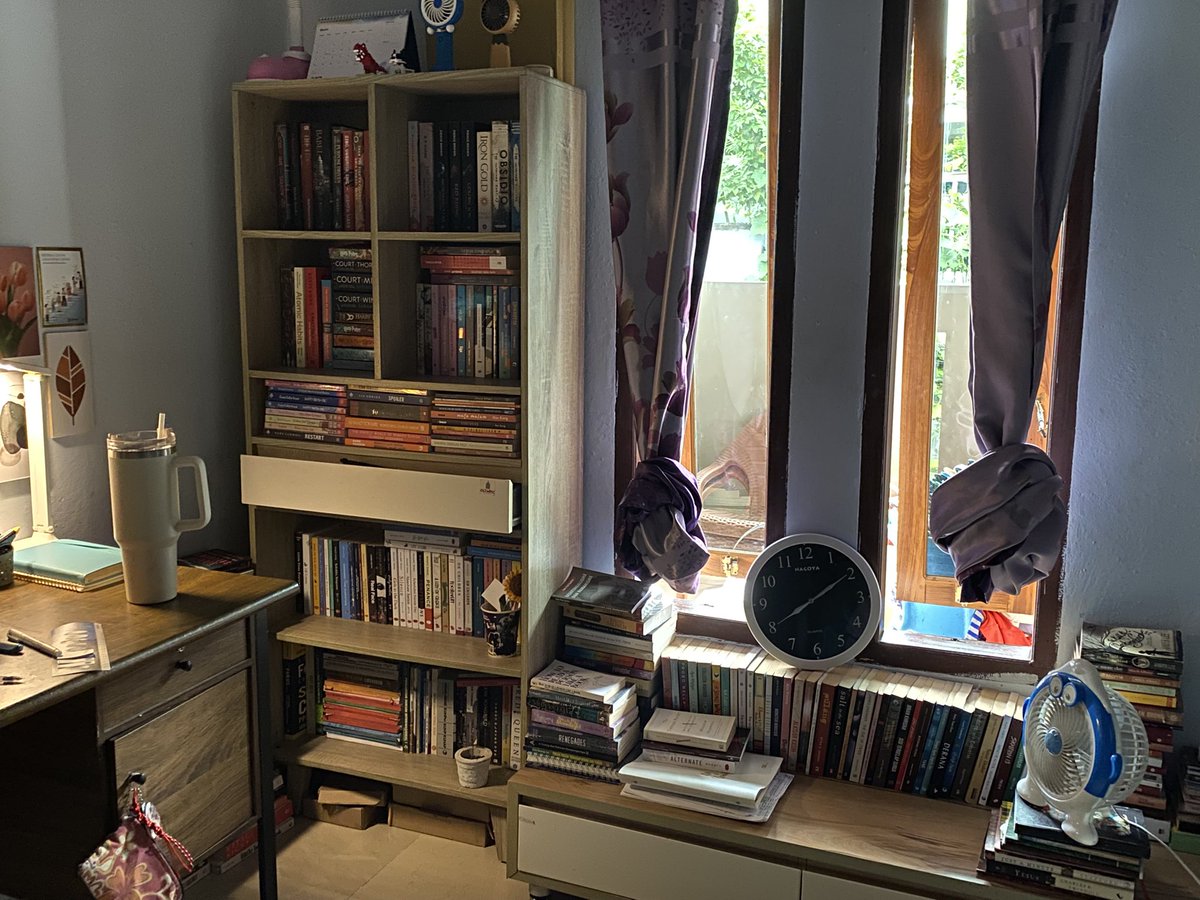 bookwormdaily's tweet photo. pajak naik, mari buat kamar jadi perpus dan coffee shop biar nggak keluar rumah😆 https://t.co/xhrWdxQIST